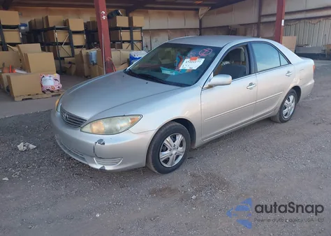 2005 Toyota Camry Le z USA, uszkodzony, nr VIN 4T1BE32K45U505125